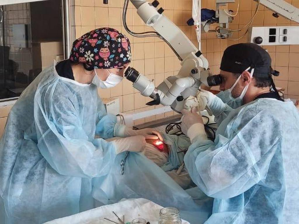 Врач городской клинической больницы Махачкалы вернул слух четырем жителям ЛНР