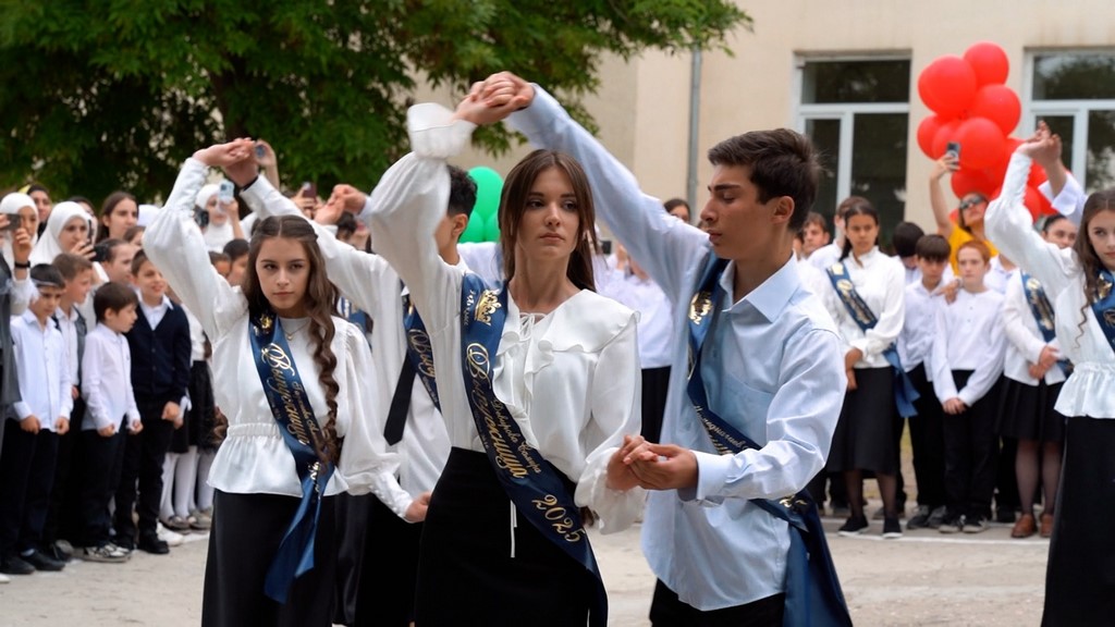Для выпускников Дербента прозвенел последний звонок