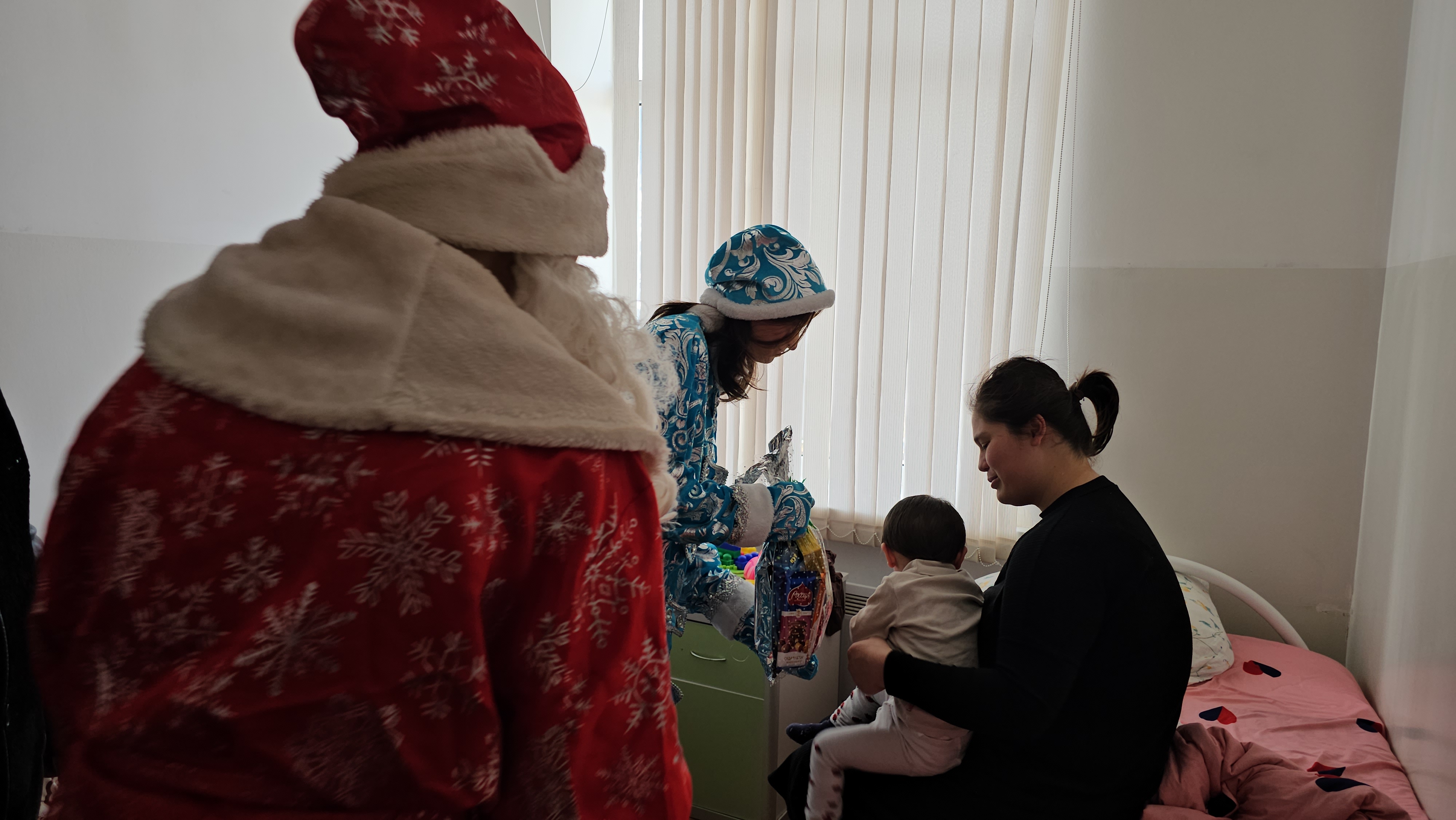 Глава Ахвахского района вручил новогодние подарки детям из центральной больницы