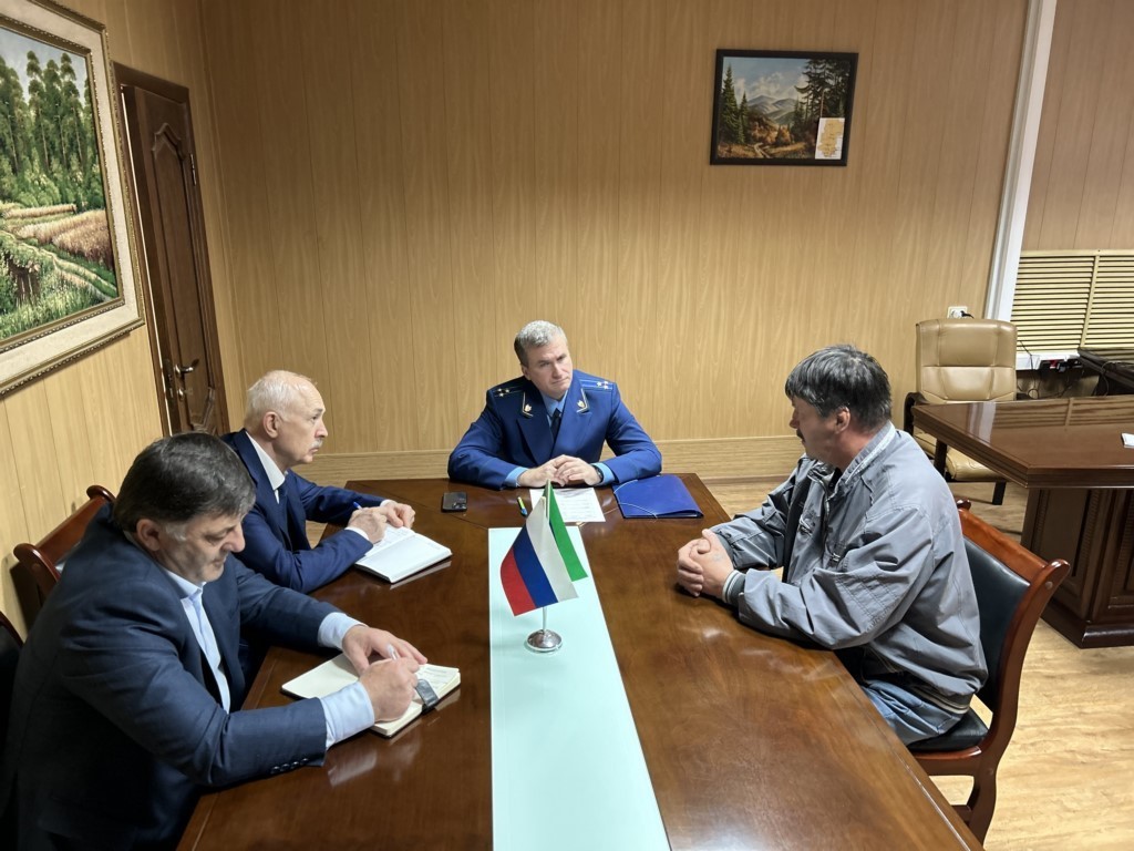 Заместитель прокурора Дагестана Алексей Родивилов провел прием в Тарумовском районе