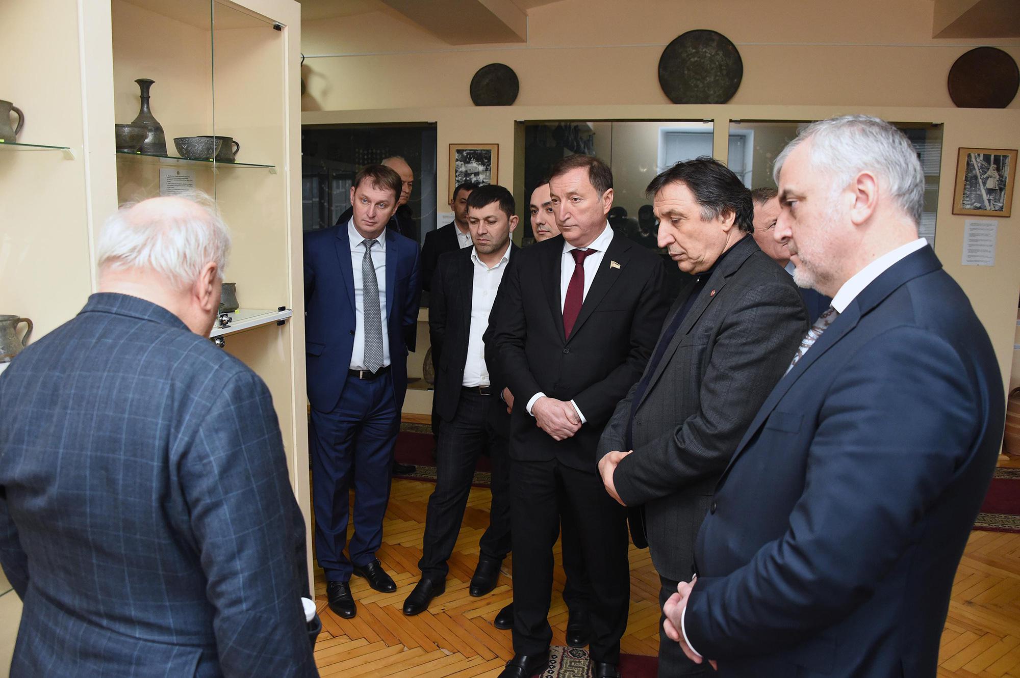 Заур Аскендеров посетил историко-этнографический музей ДГУ