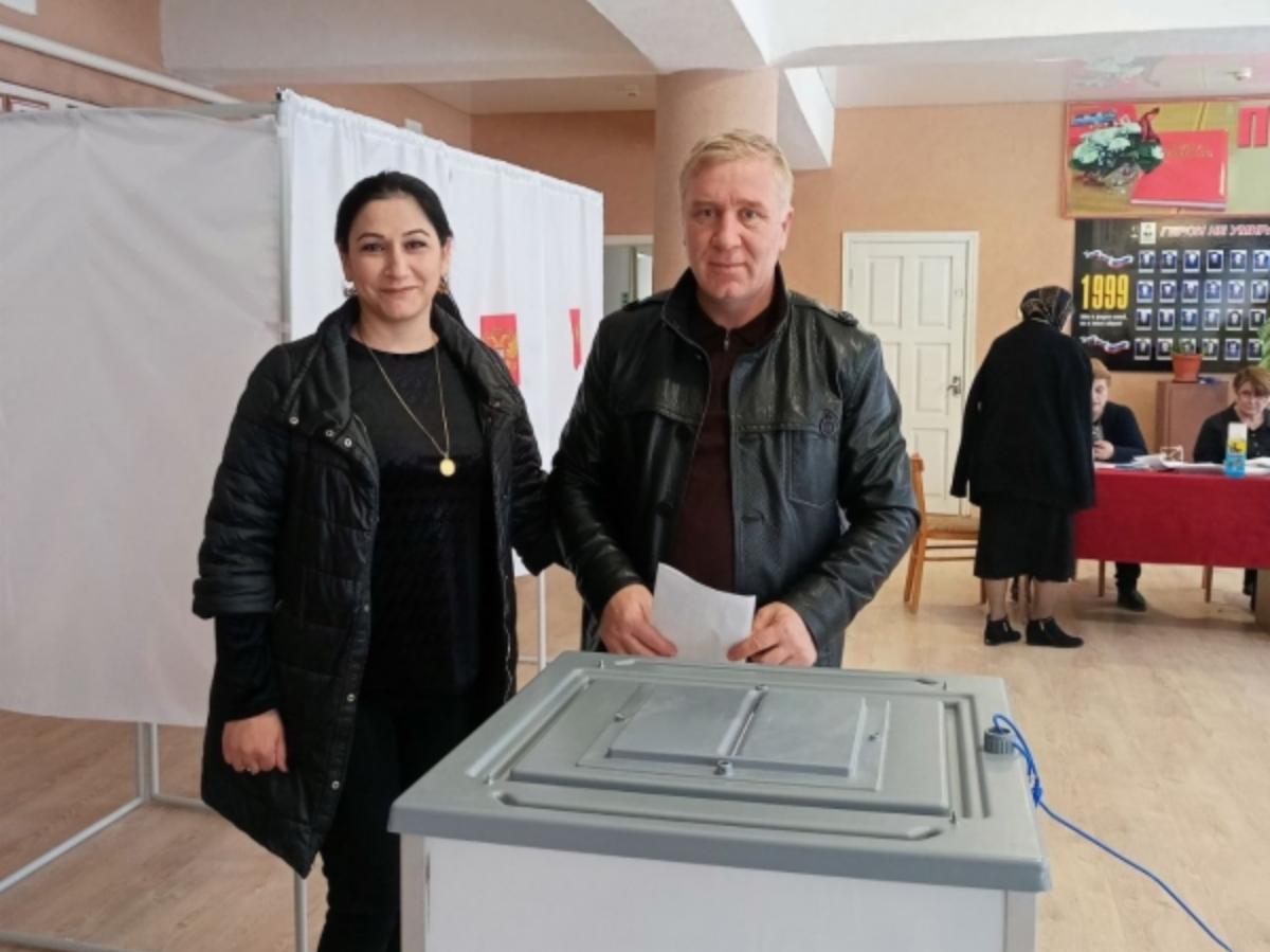 Супружеская пара Даудовых пришла проголосовать на выборах Президента РФ