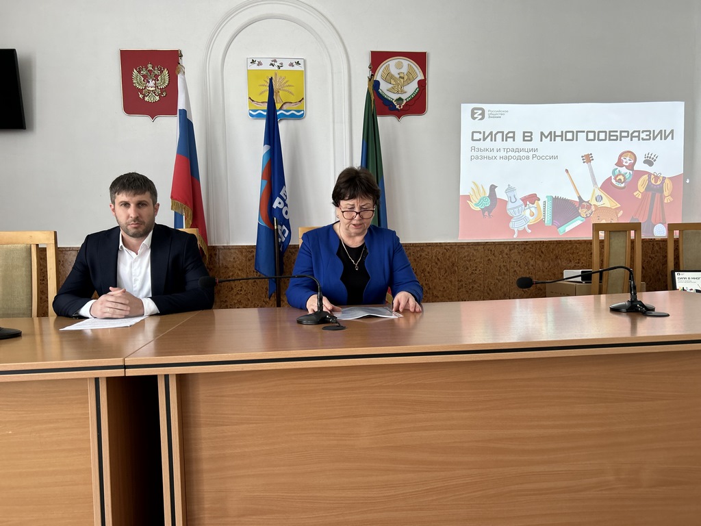 Василий Джамалов провел встречу с учащимися Тарумовской школы