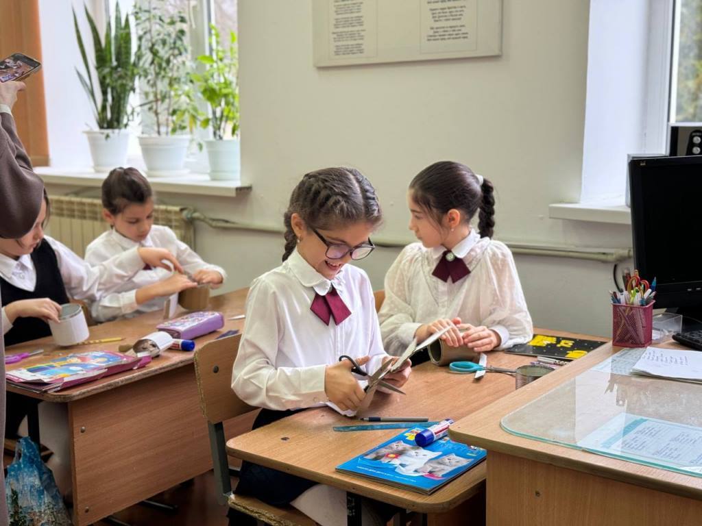 Более 50 окопных свеч изготовили ученики Кизлярской школы