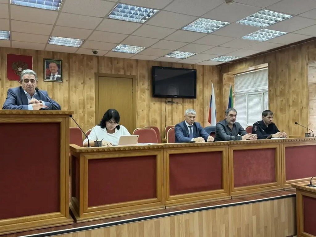 Вопросы осенней призывной кампании обсудили в Кизлярском районе