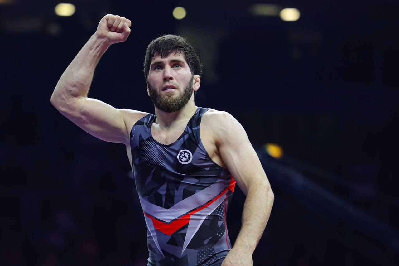 Меликов поздравил дагестанских борцов с медалями Чемпионата мира