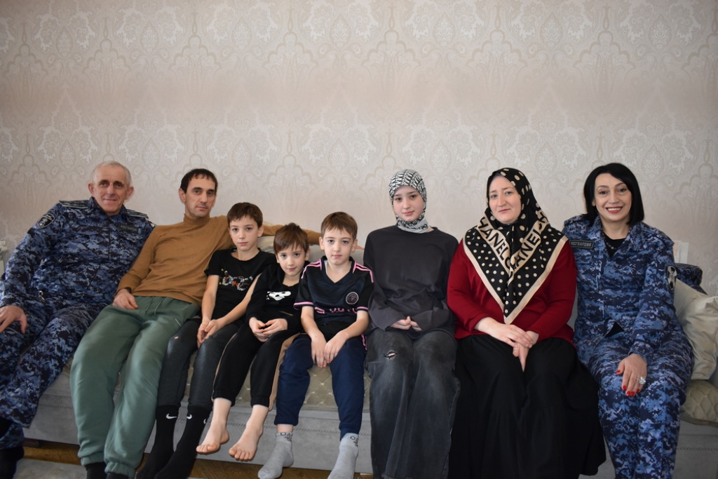 Росгвардейцы в Дагестане навестили семьи многодетных сослуживцев