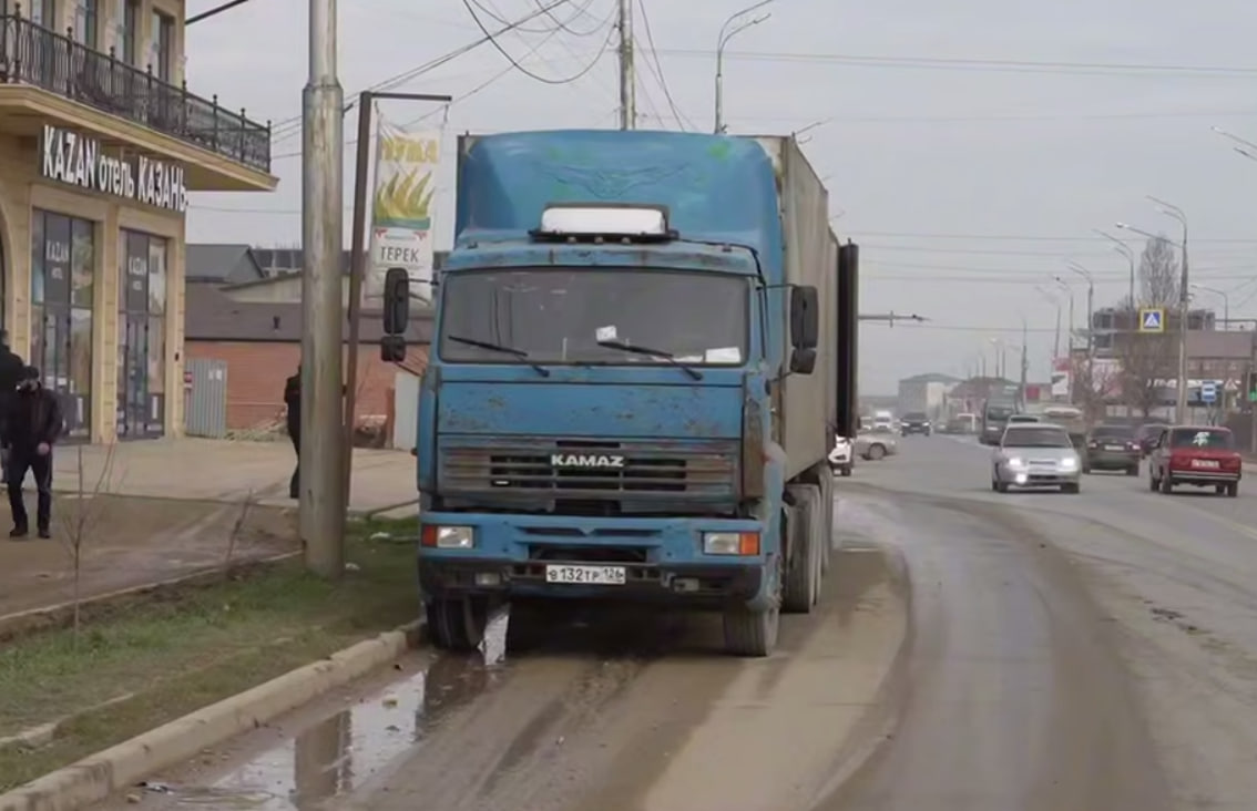 Улицы Махачкалы освободили от незаконно припаркованных грузовиков