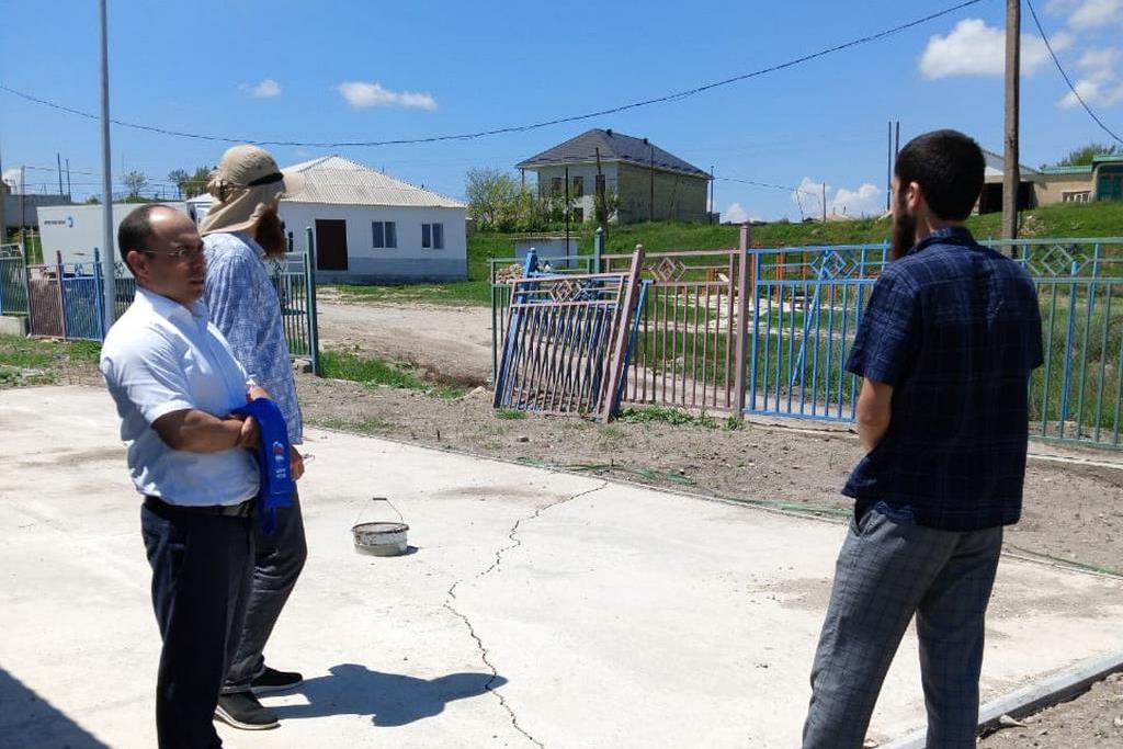 «Единая Россия» проверила благоустройство детского сада в Левашинском районе