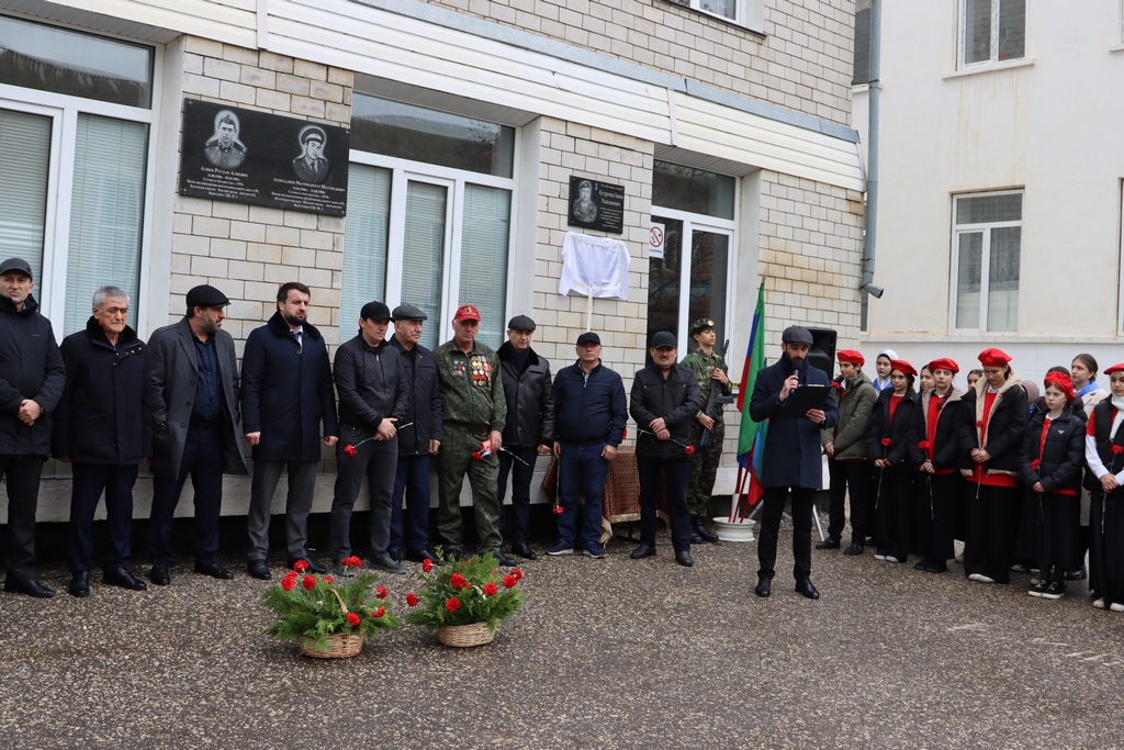 В школах Избербаша открыли мемориальные доски погибшим участникам СВО