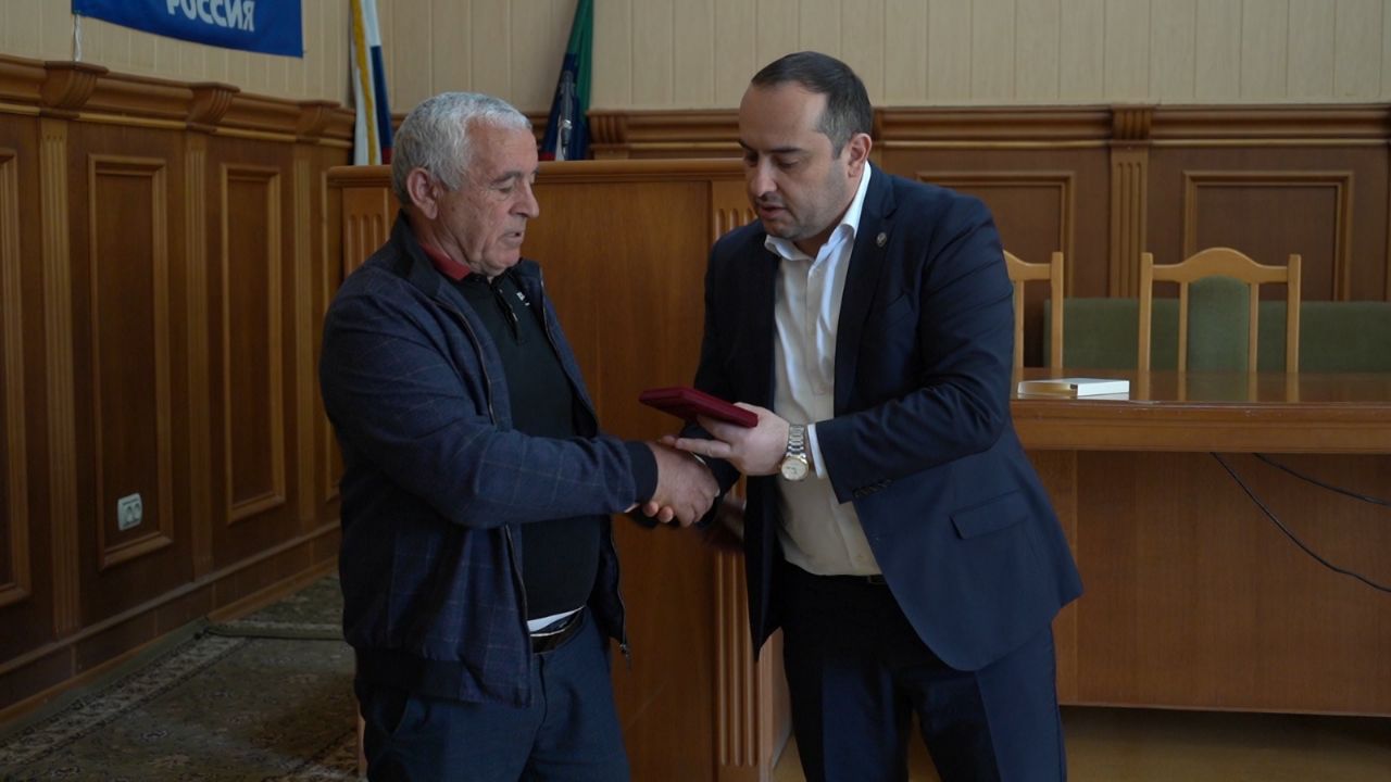 Отцу военнослужащего Шамиля Алиева передали награды сына