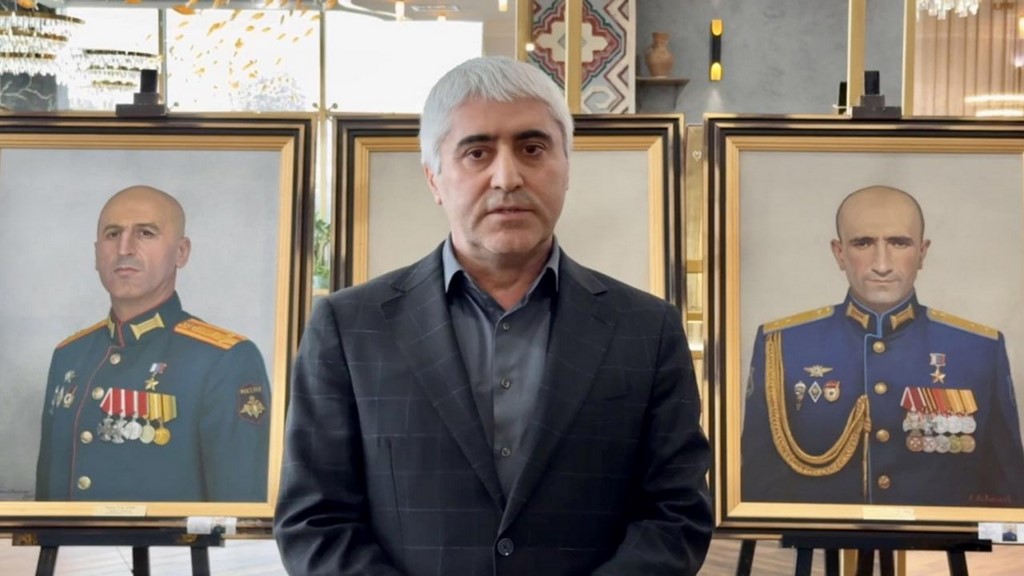 В Махачкале прошло открытие выставки картин участников СВО-Героев России