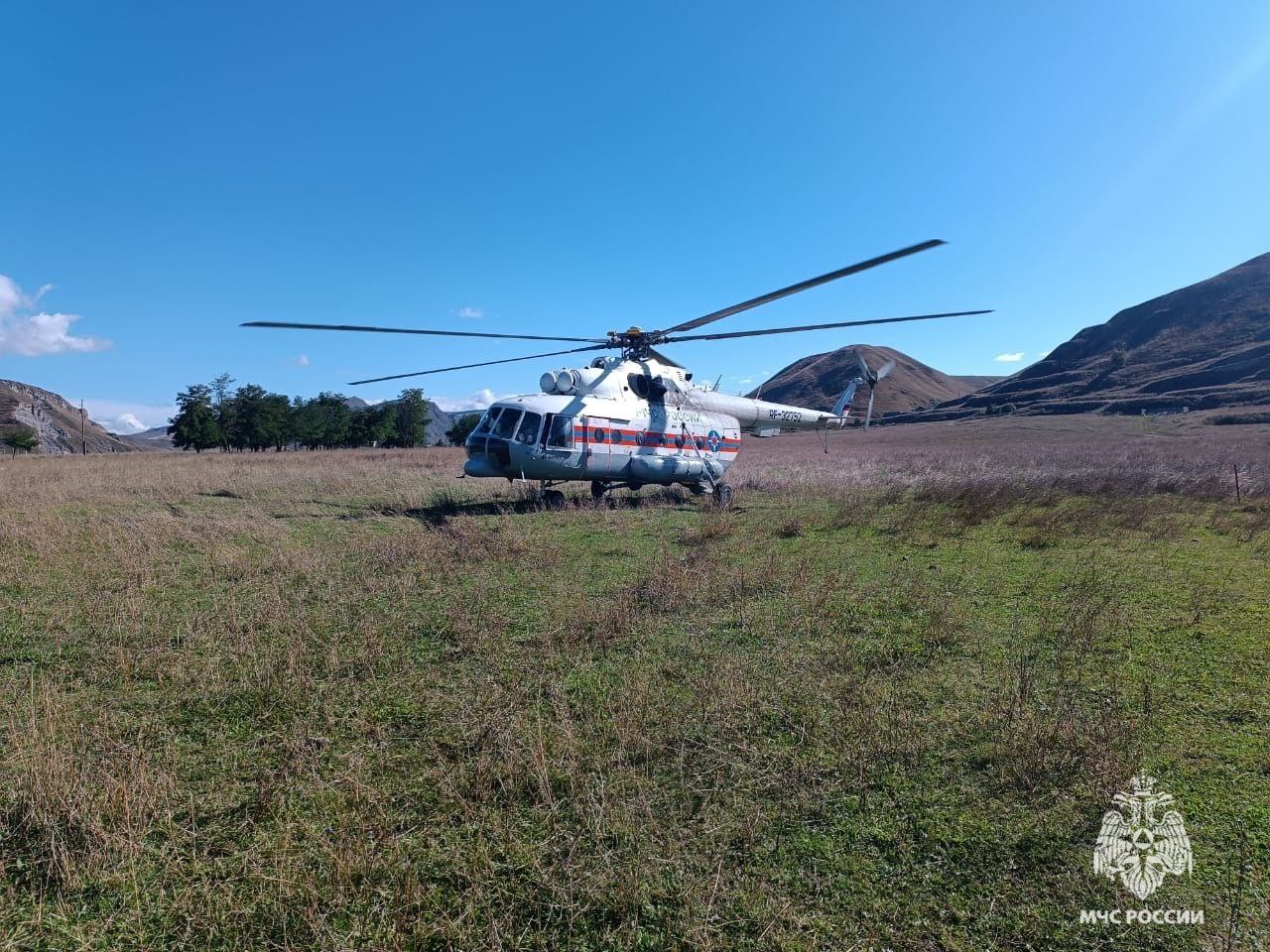 Вертолет Ми-8 МЧС России вылетел на поиски пастухов в Дагестане