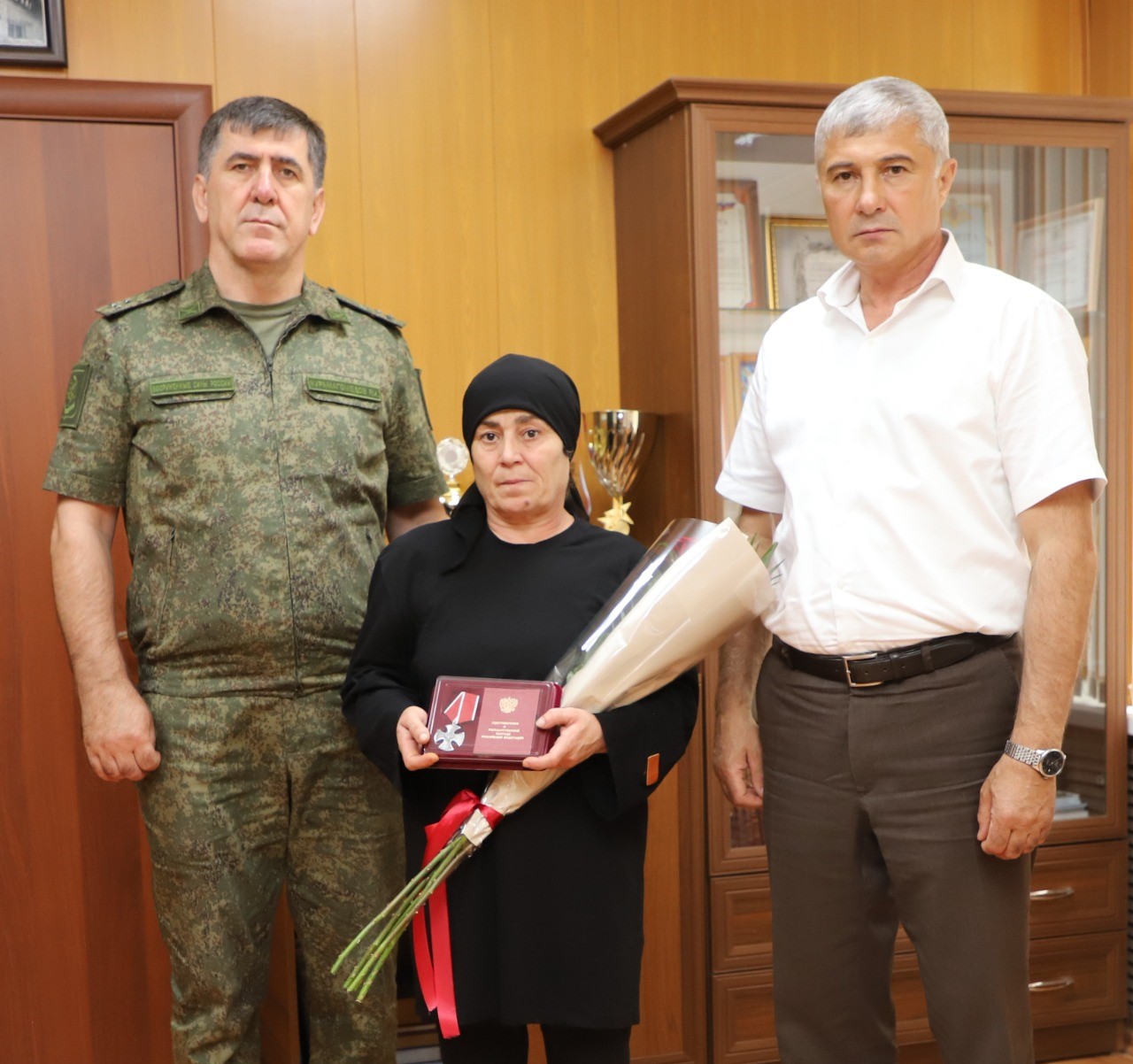 Глава Кизлярского района передал награды семьям погибших участников СВО