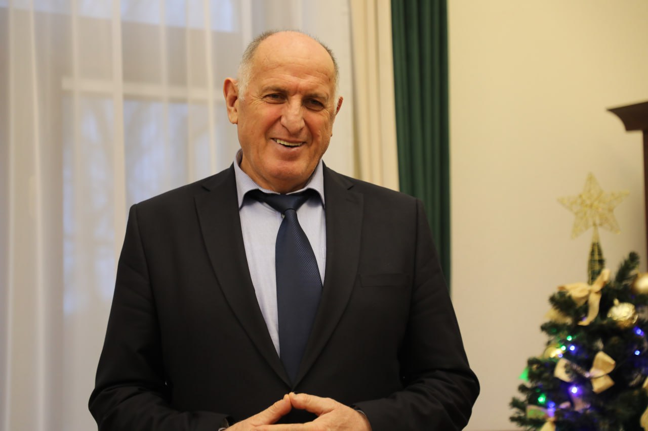 Абдулмуслим Абдулмуслимов поздравил жителей Дагестана с Новым годом