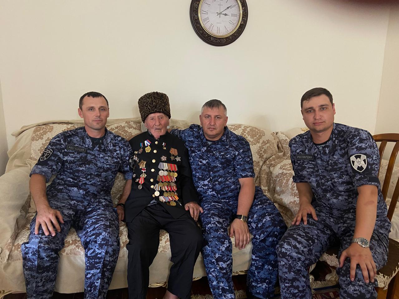 Росгвардейцы навестили Героя России, ветерана ВОВ Ибрагим-Пашу Садыкова