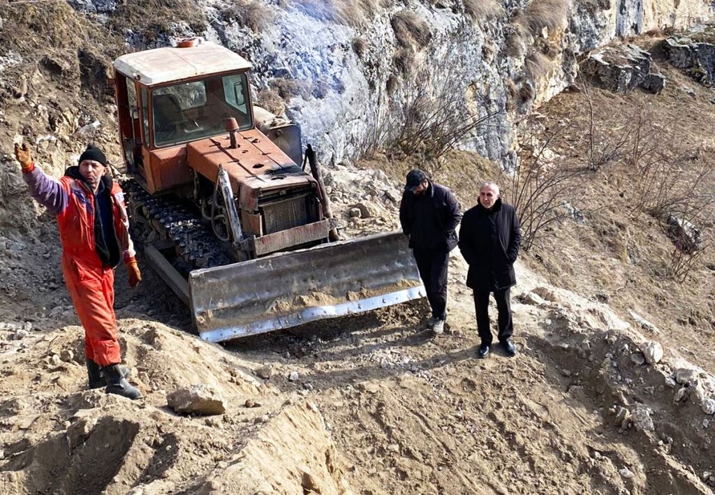 В Верхнем Гунибе идет строительство подъездной автодороги