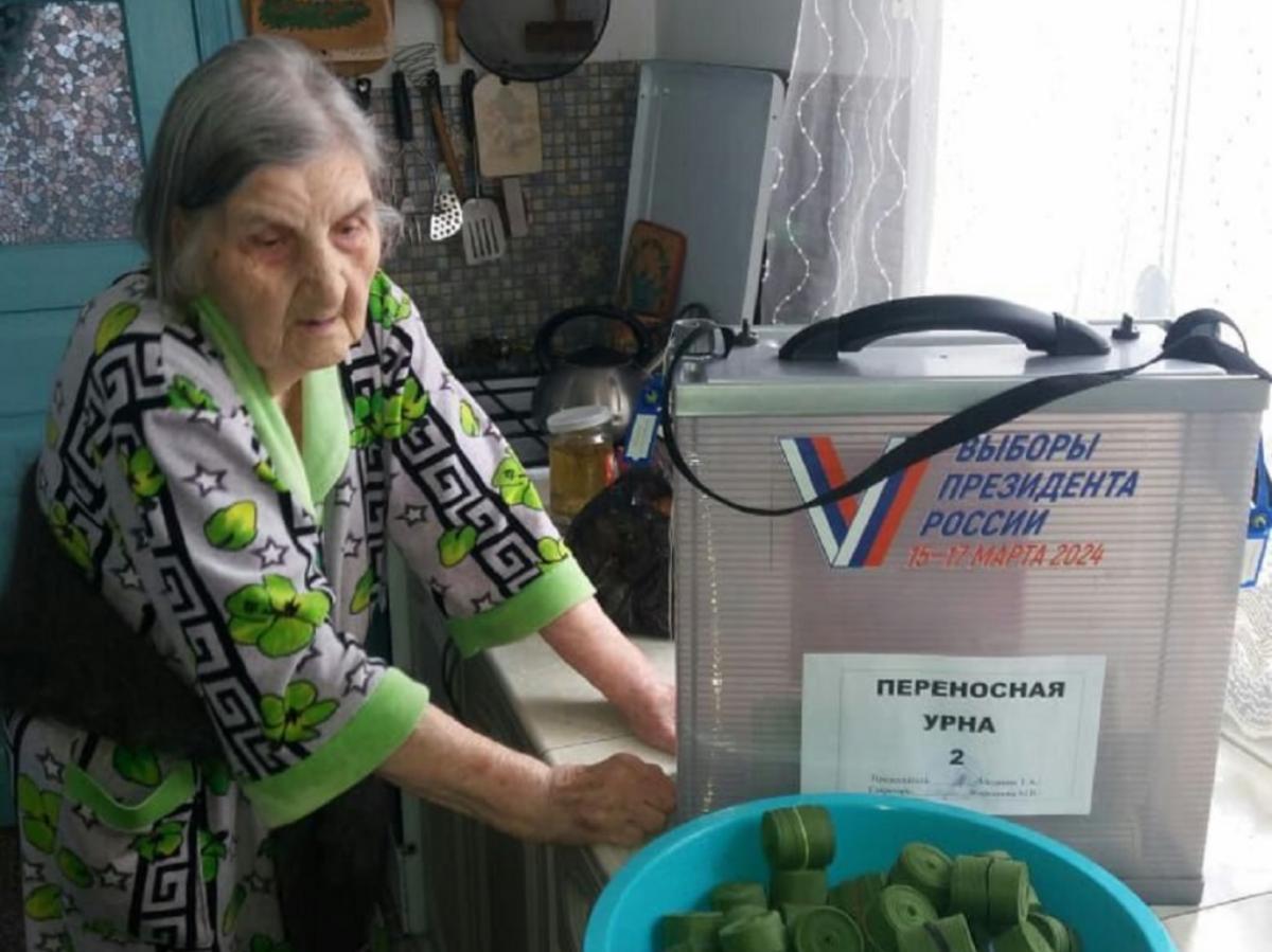 90-летняя волонтер из Кизляра проголосовала на президентских выборах