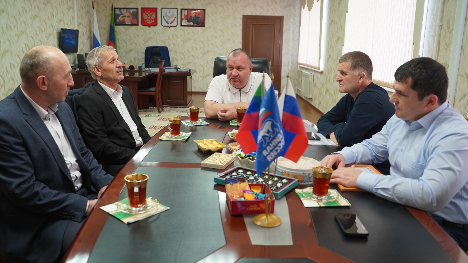 Глава Хасавюртовского района получил благодарность в адрес участника СВО