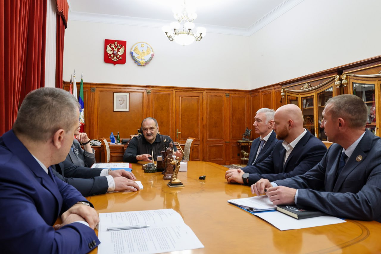 Сергей Меликов встретился с участниками программ «Время героев» и «Доблесть гор»