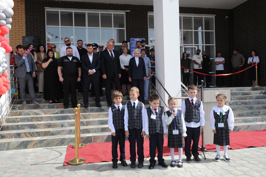 В Каспийске открыли новую многопрофильную гимназию на 1224 ученических места