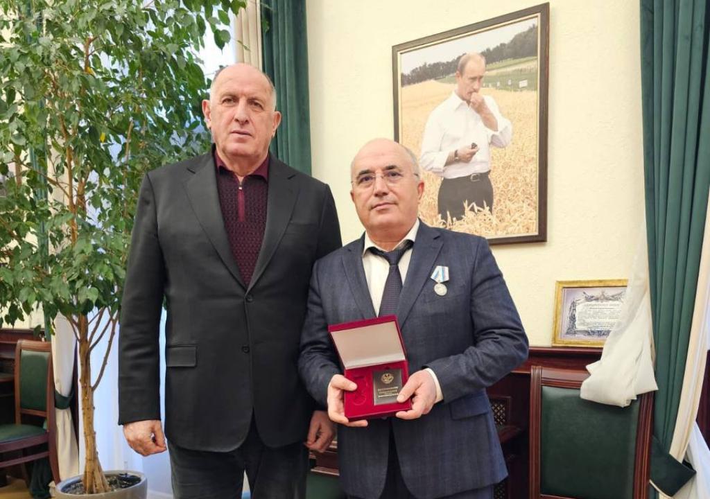 Абдулмуслим Абдулмуслимов вручил Шарипу Шарипову медаль «За доблестный труд»