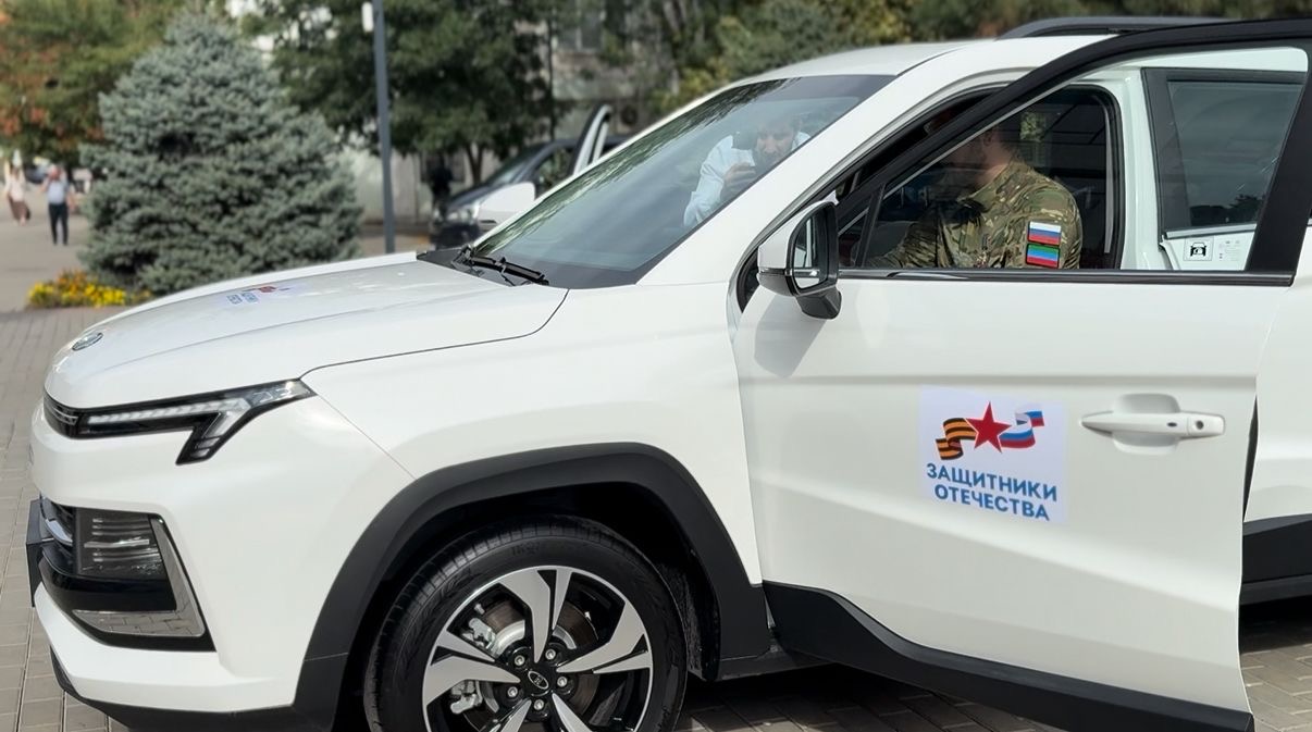 Ветерану СВО Гаджимураду Казанбиеву передали новый адаптированный автомобиль «Москвич»