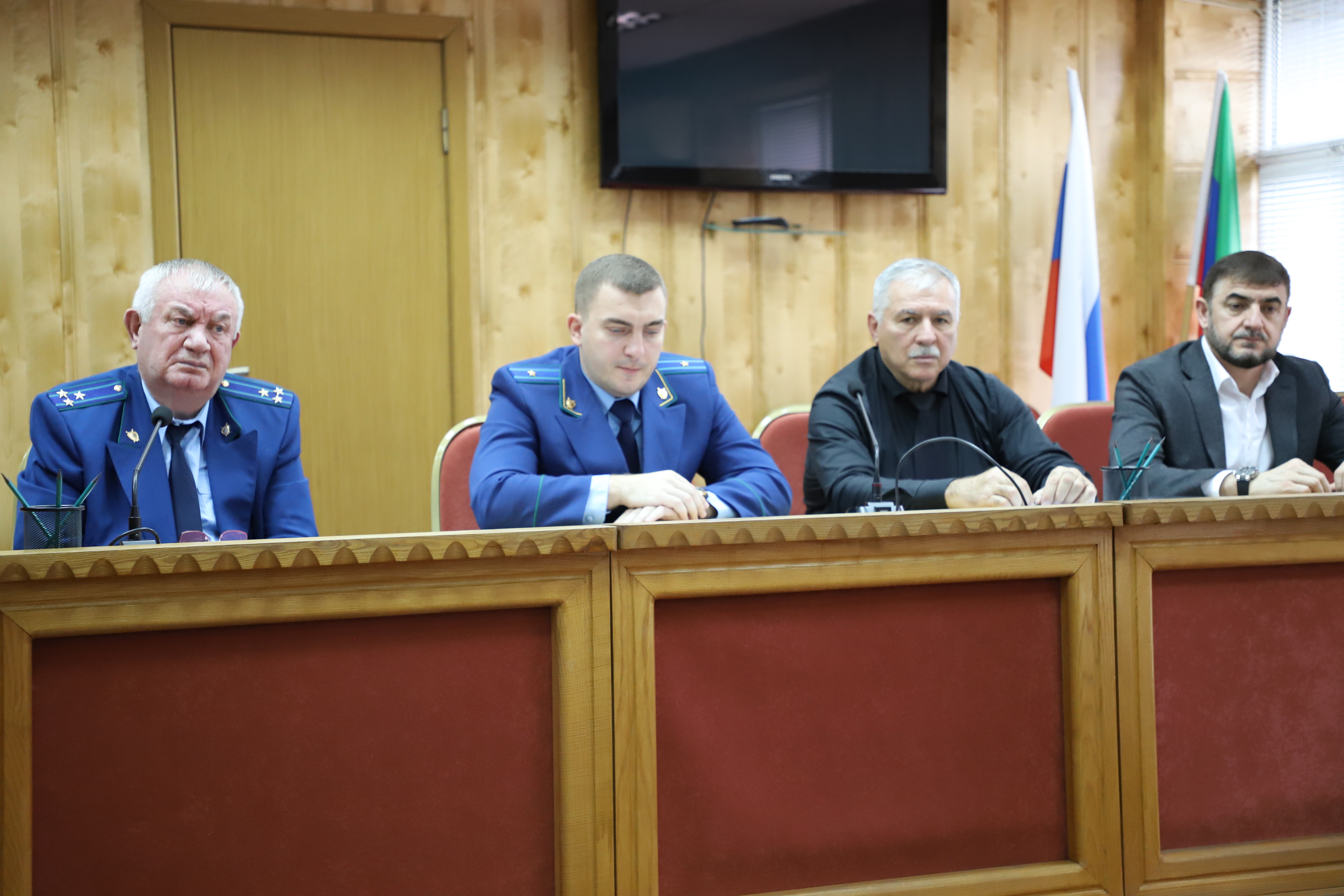 Работу по противодействию экстремизму и терроризму обсудили в Кизлярском районе