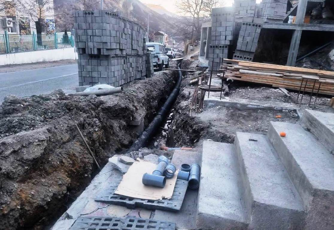 Власти Гунибского района проверили ход капремонта водоотводной сети в райцентре