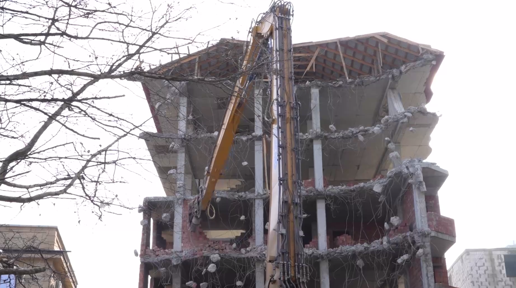 Мэр Махачкалы заявил о планах продолжить снос незаконных многоэтажек