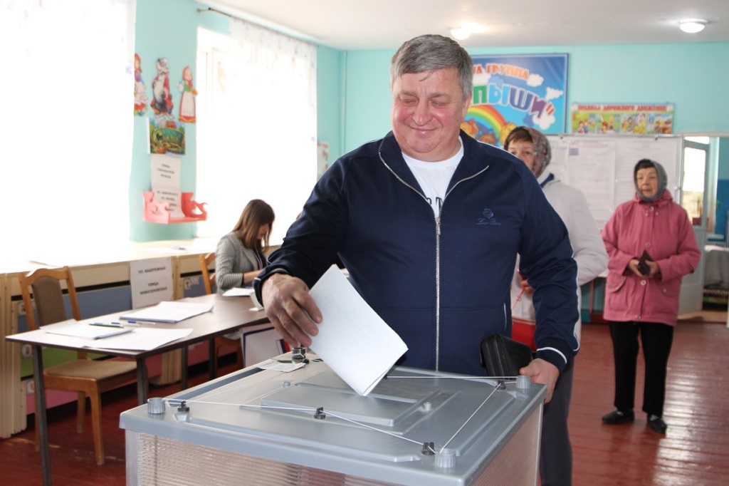 Участник СВО Сергей Иноземцев, потерявший ногу, решил голосовать на избирательном участке