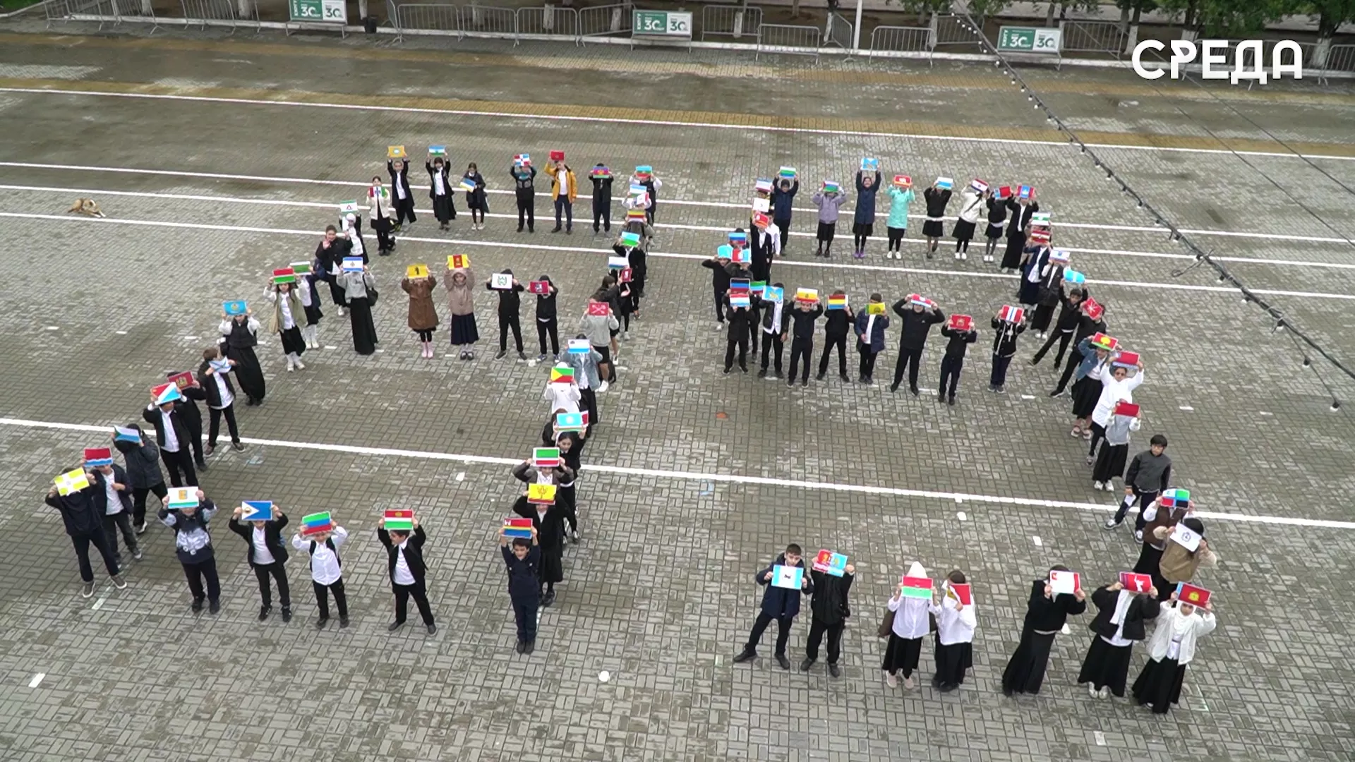 В Каспийске прошел флешмоб в честь воссоединения новых областей с Россией