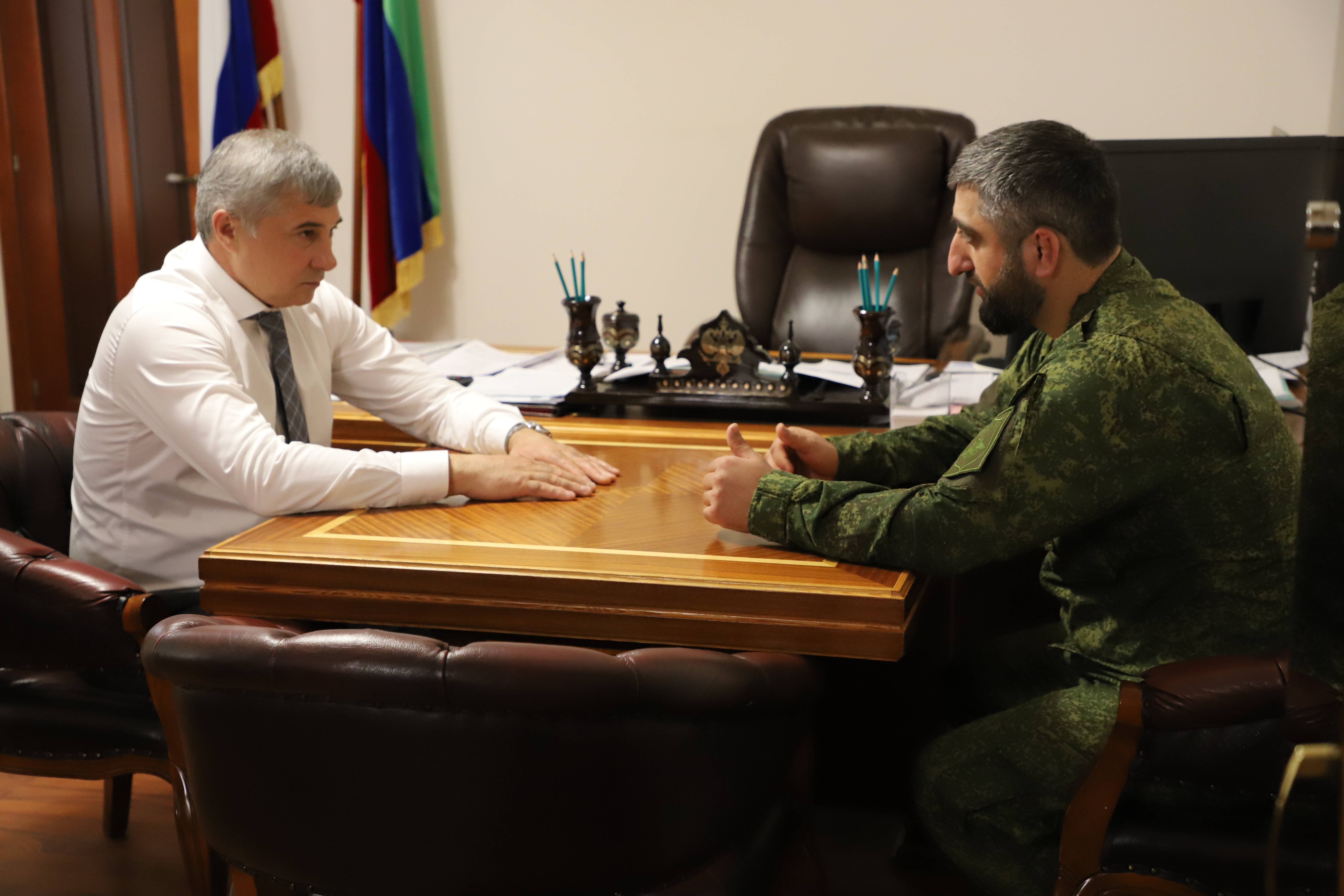 Глава Кизлярского района встретился с участником СВО
