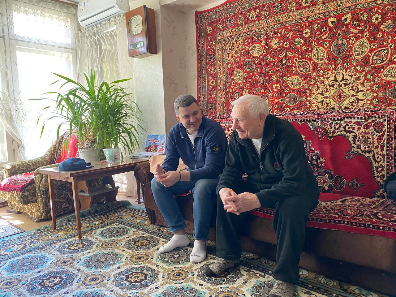 Депутат Госдумы РФ Артем Бичаев навестил ветерана Юрия Петрухина