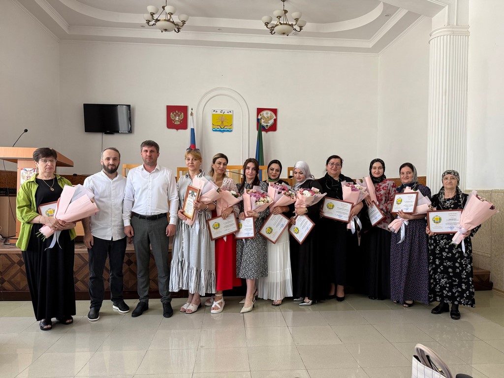 Глава Тарумовского района поздравил актив муниципалитета с Днем России