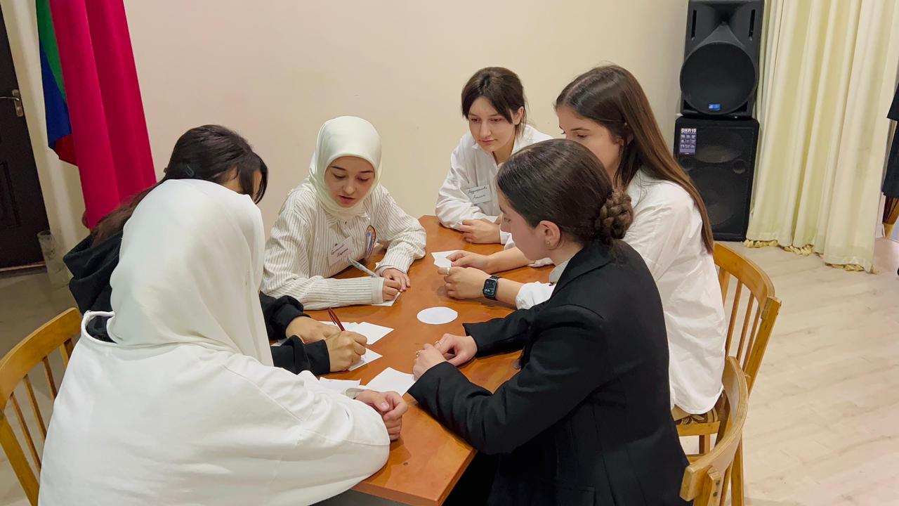 В Дербентском педагогическом колледже прошла интеллектуальная игра среди студентов