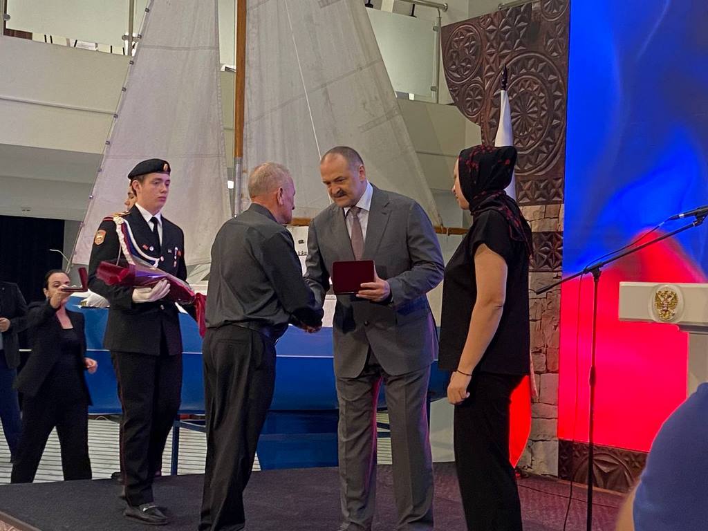 Сергей Меликов вручил госнаграды полицейским и родным погибших 23 июня