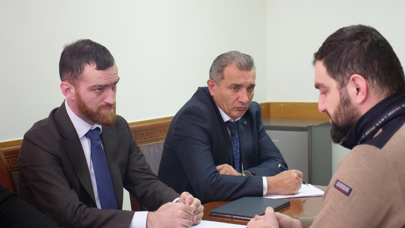 Темирлан Абуталимов выслушал обращения жителей Буйнакского района