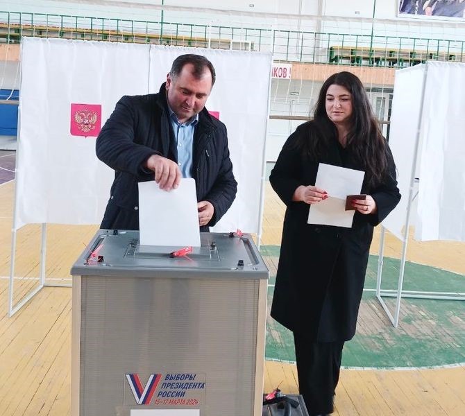 Глава Хивского района с супругой проголосовали на выборах президента России