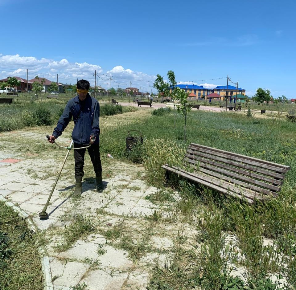 В Новолакском районе очистили от сорняков более 10 парковых зон