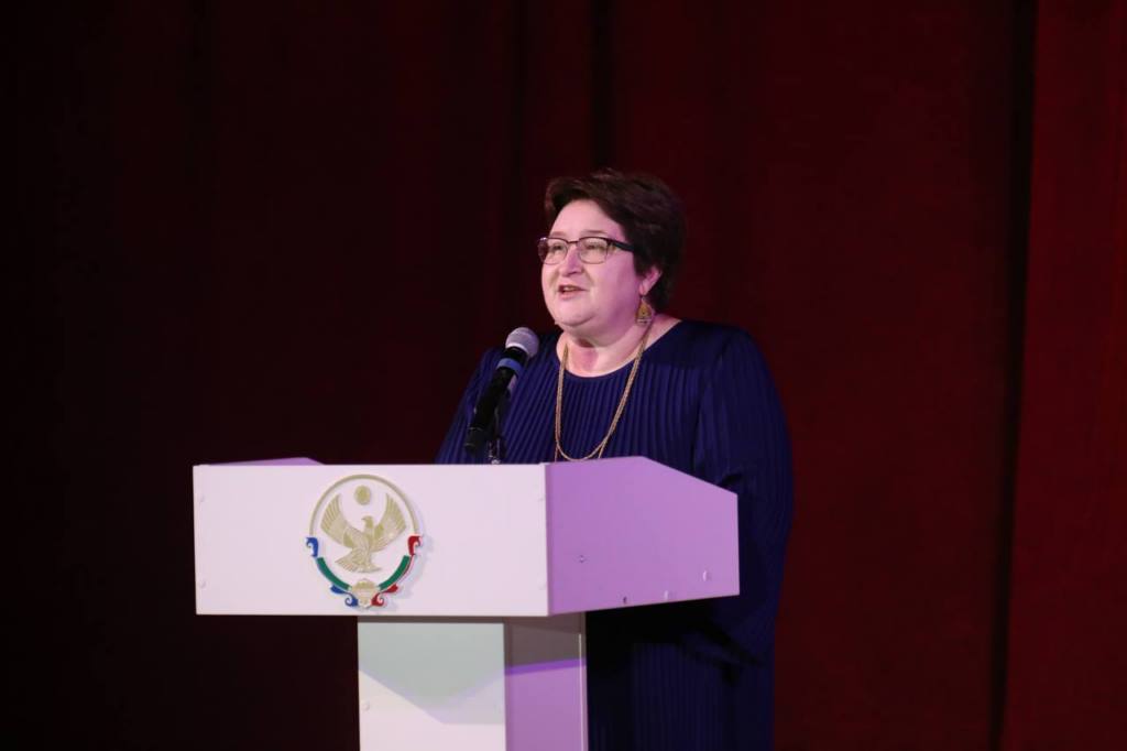 Салихат Гамзатова стала заслуженным работником культуры Российской Федерации