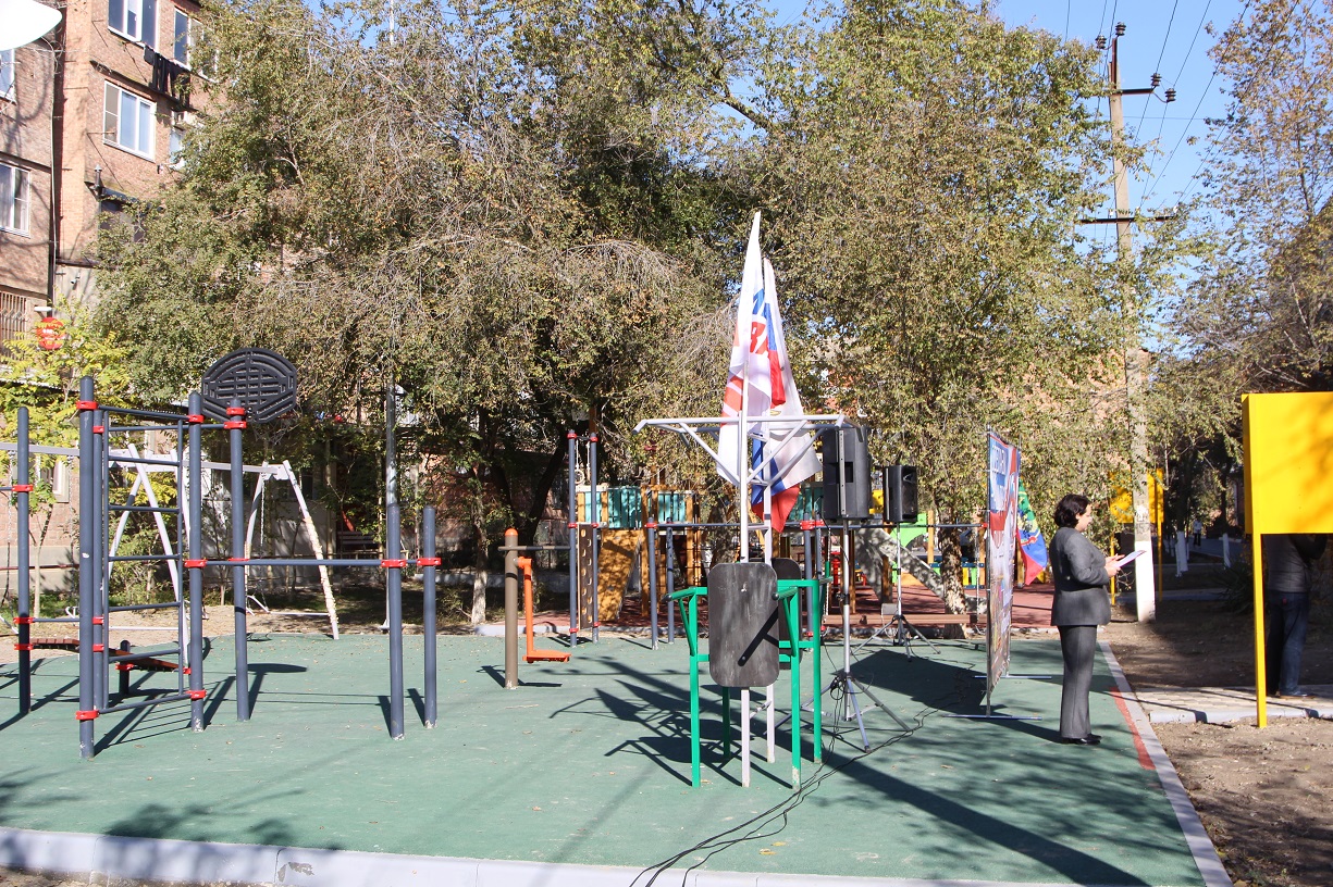 В Кизляре вновь открыли обновленную дворовую территорию