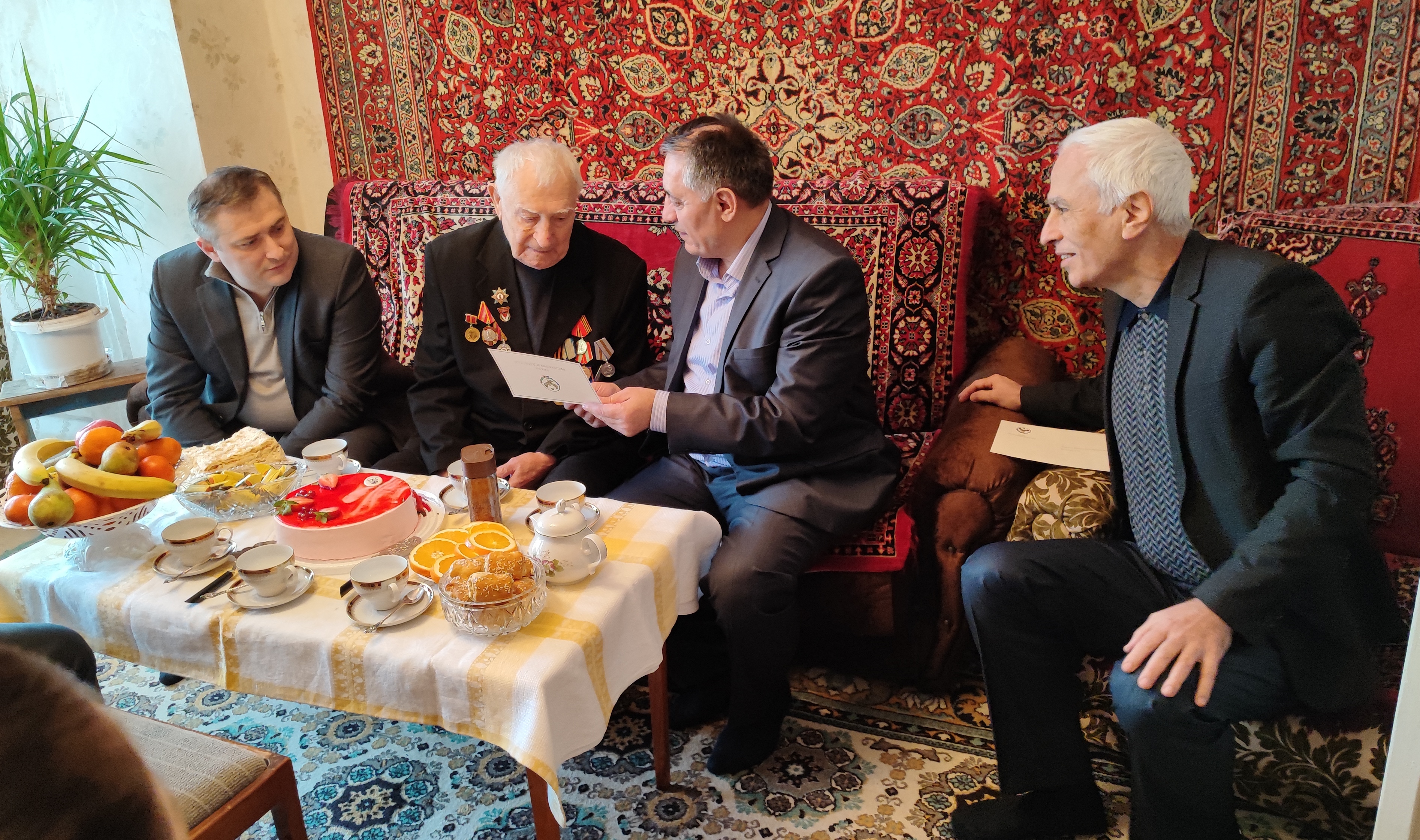 Участника Великой Отечественной войны Юрия Петрухина поздравили с Днем защитника Отечества