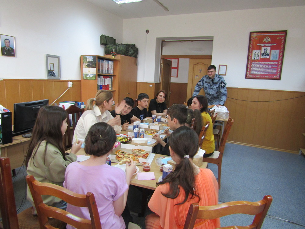 Росгвардейцы Дагестана поздравили детей погибших коллег с Международным днем защиты детей