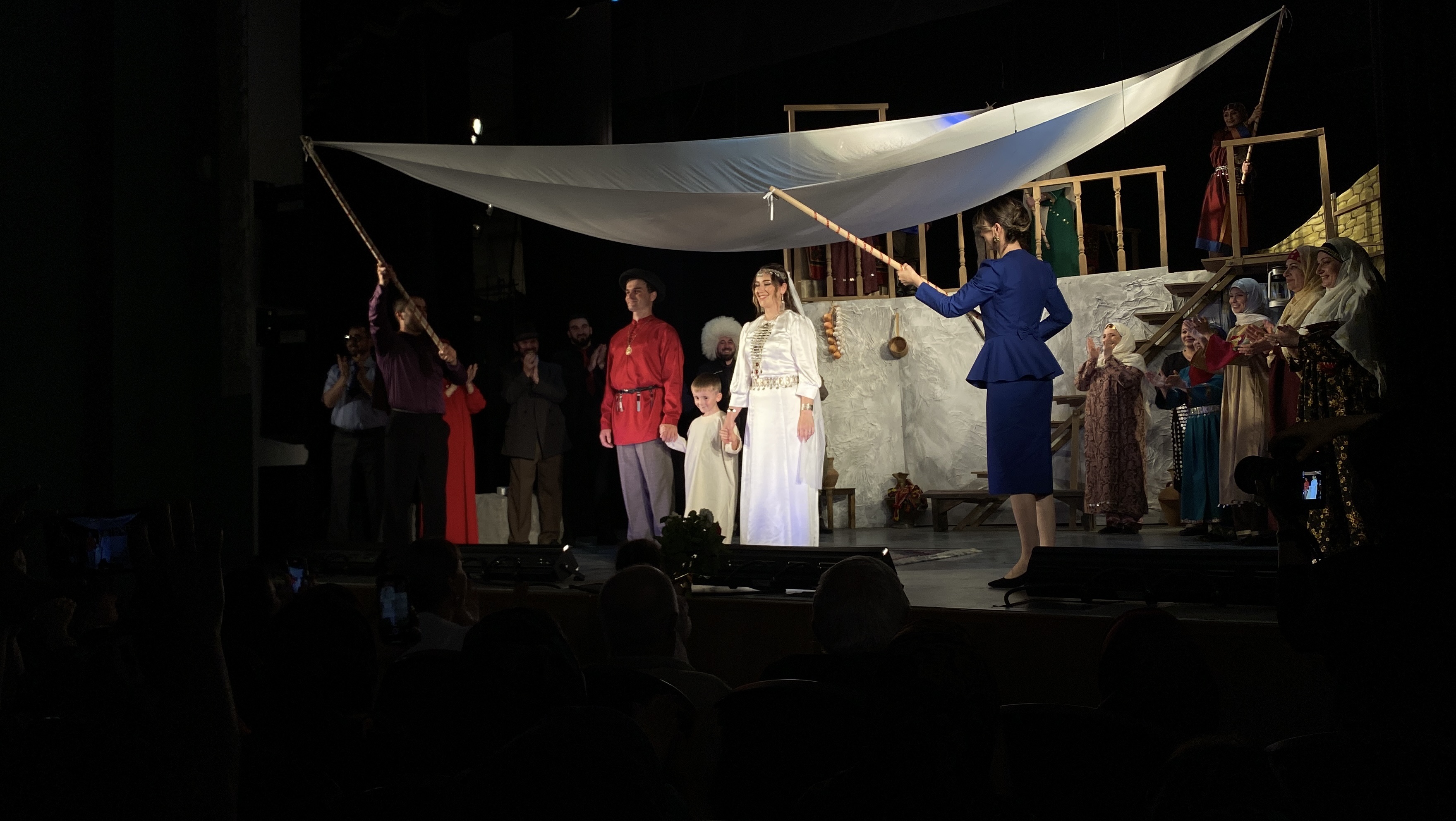 В Даргинском театре прошла премьера спектакля «Ожерелье для моей Серминаз»