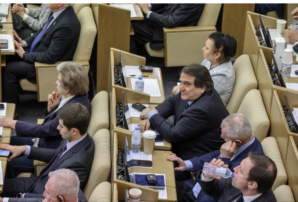 Депутат Умаханов поддержал законопроект о запрете продажи несовершеннолетним газосодержащих товаров бытового назначения