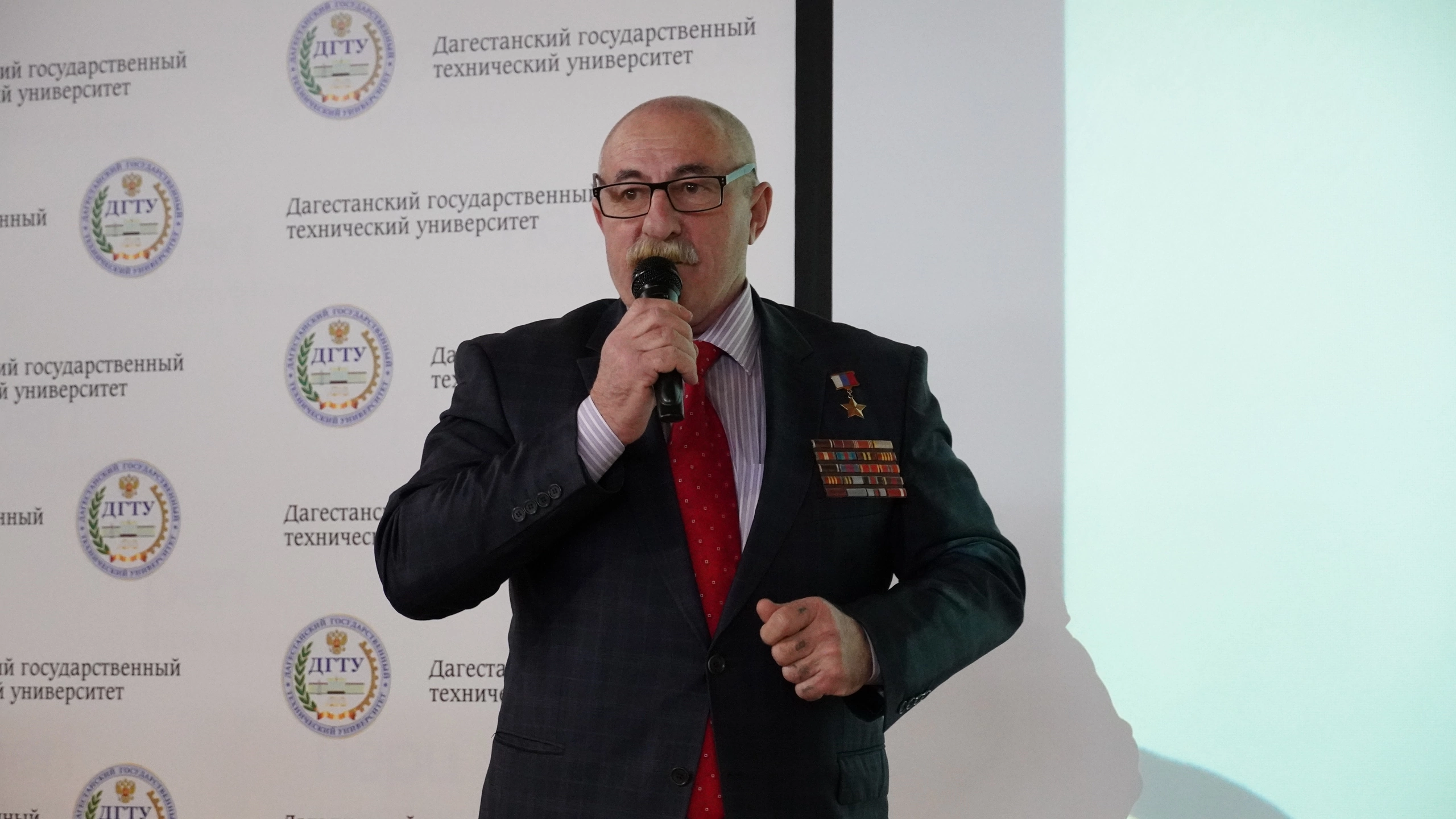 Встреча с Героем России и участником спецоперации прошла в Даггостехуниверситете