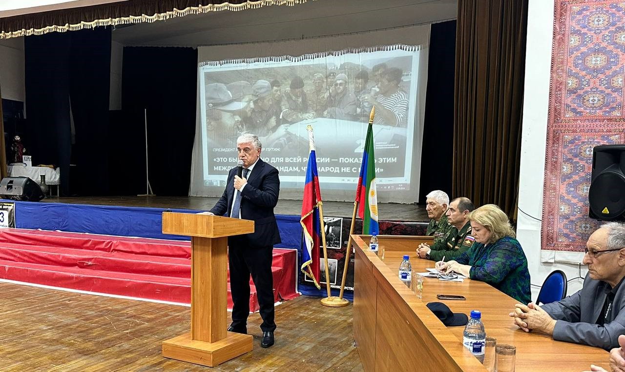 Юсуп Умавов провел урок мужества в гимназии №13