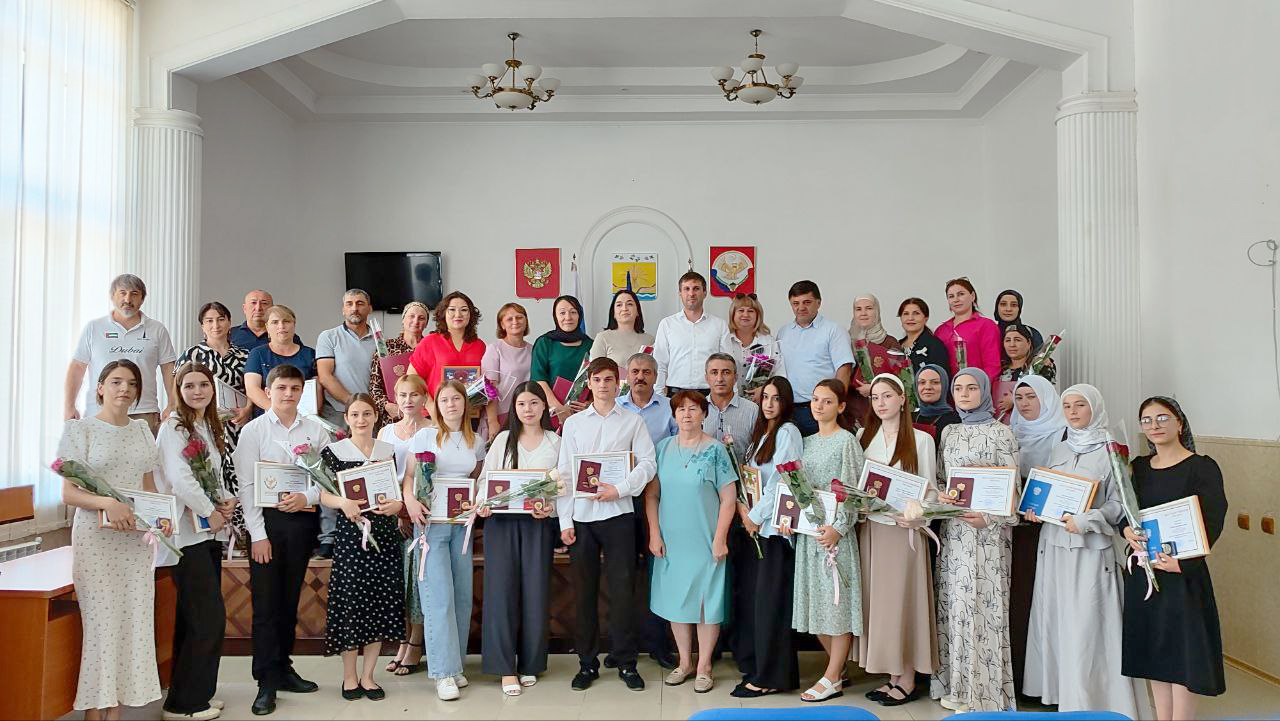 Выпускникам школ Тарумовского района вручили медали