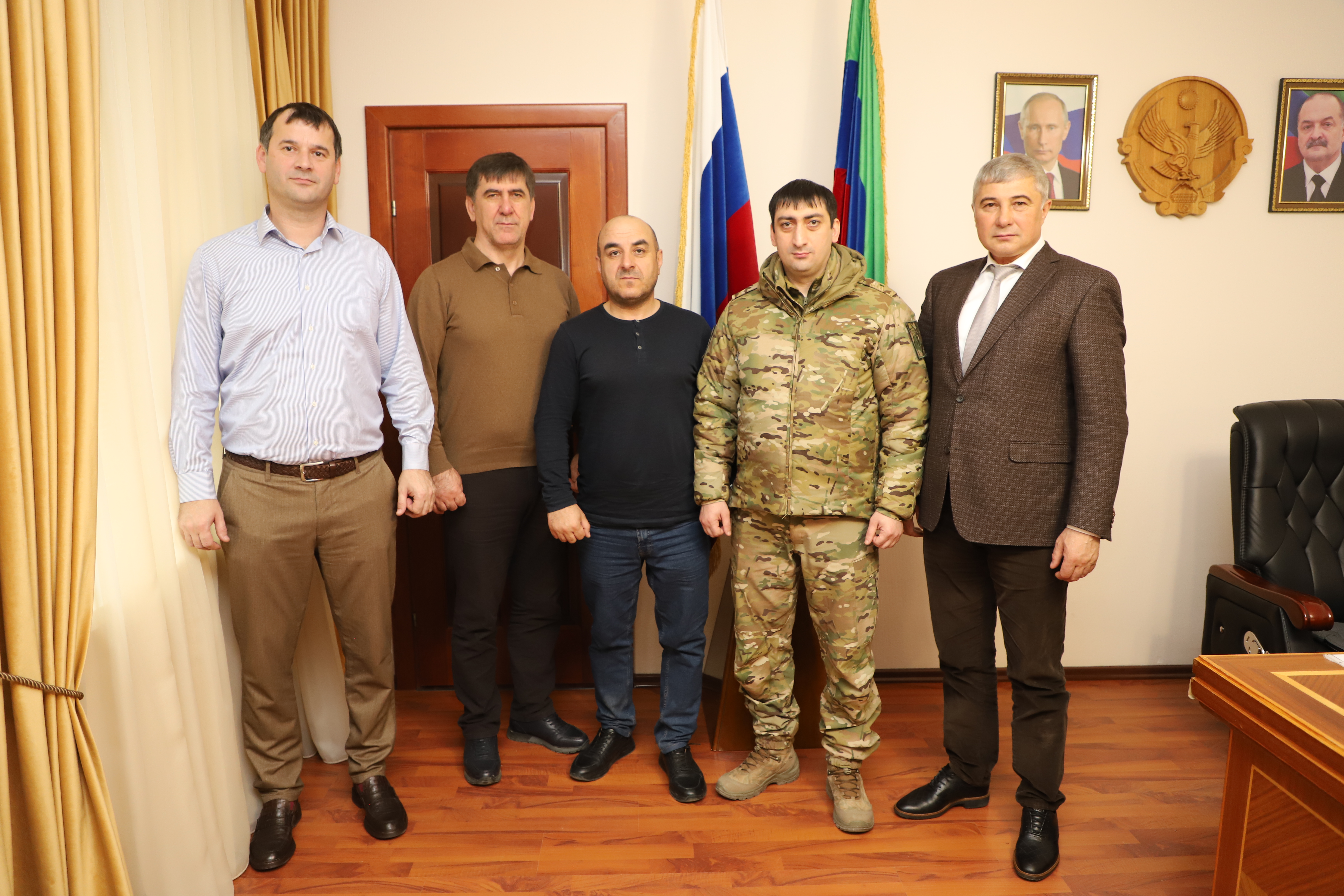 Глава Кизлярского района встретился с участниками СВО